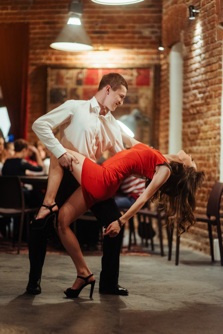 Девушка танцует кизомбу в Риге, проявляя грацию